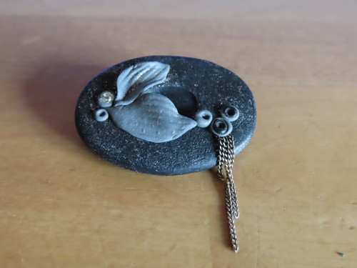 Brosche schwarz grau